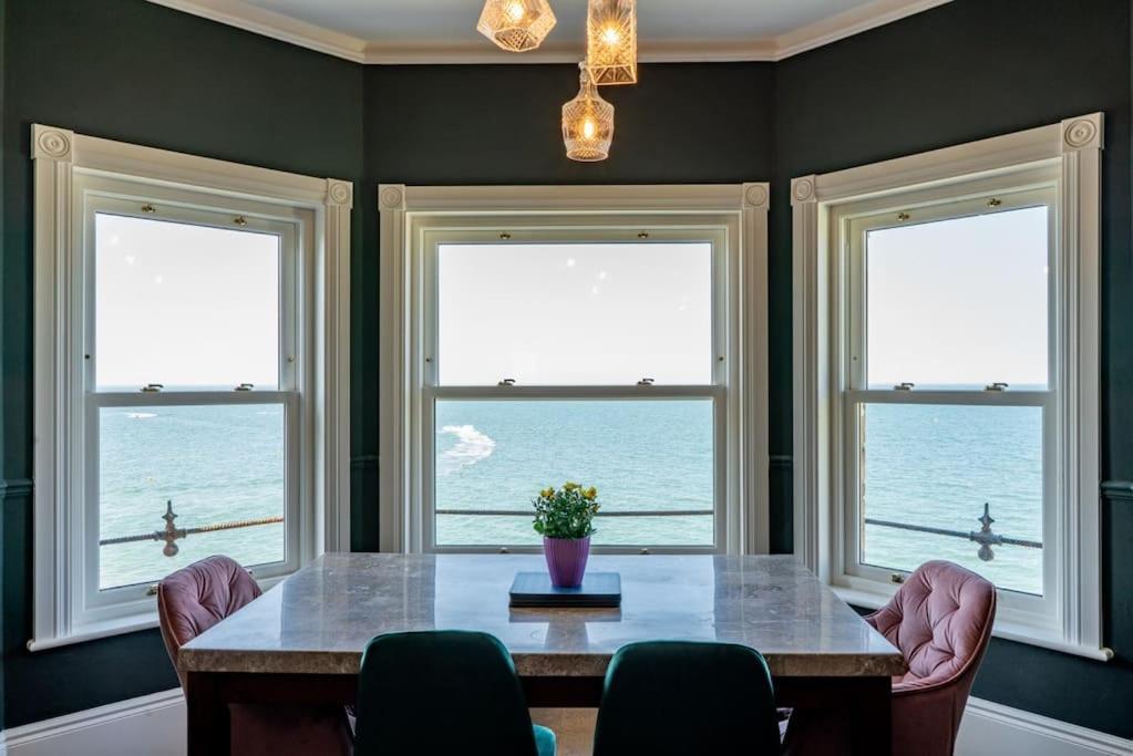 Luxury Duplex Penthouse On The Beach With Panoramic Sea Views 헌베이 외부 사진