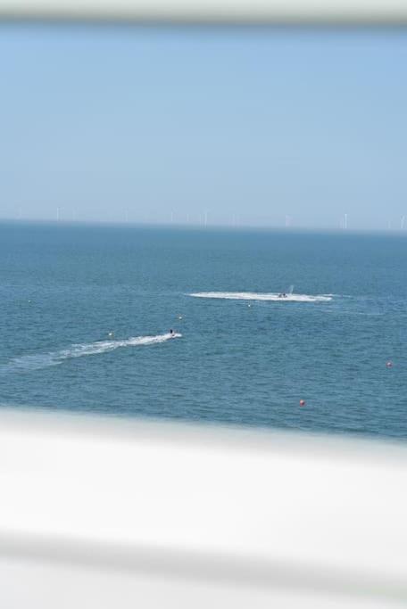 Luxury Duplex Penthouse On The Beach With Panoramic Sea Views 헌베이 외부 사진