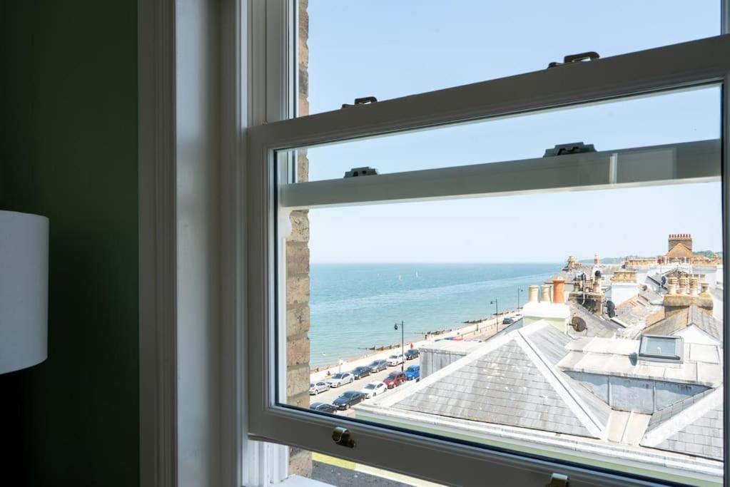 Luxury Duplex Penthouse On The Beach With Panoramic Sea Views 헌베이 외부 사진