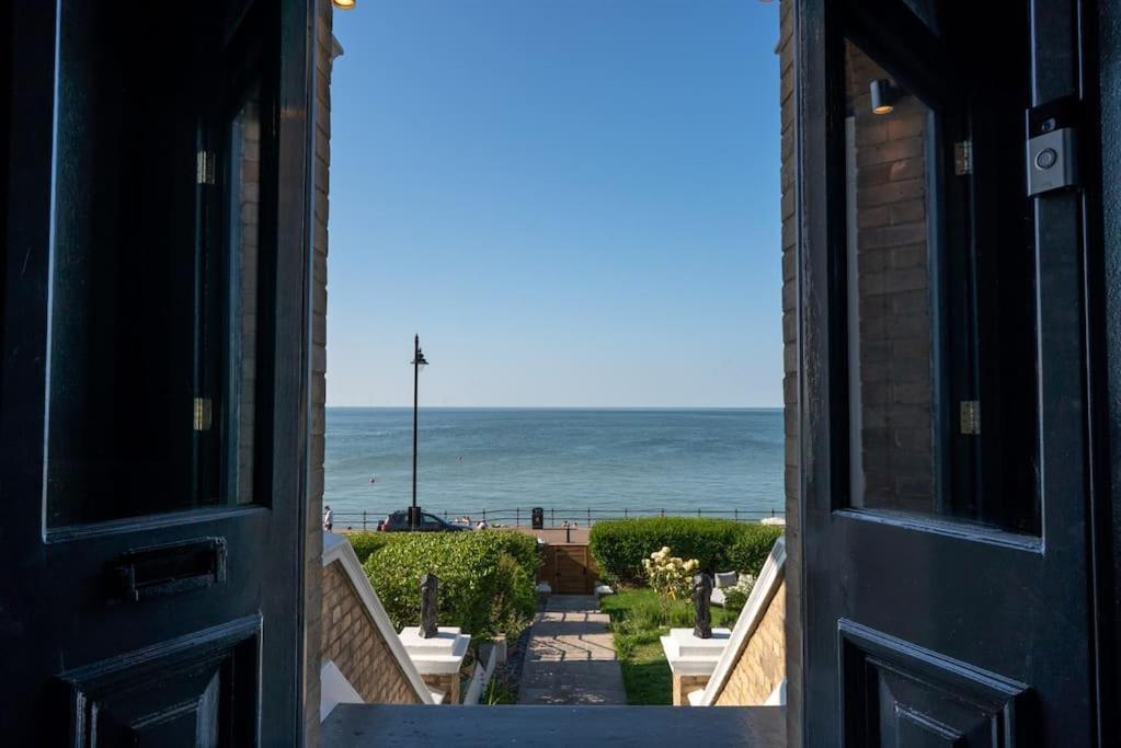 Luxury Duplex Penthouse On The Beach With Panoramic Sea Views 헌베이 외부 사진